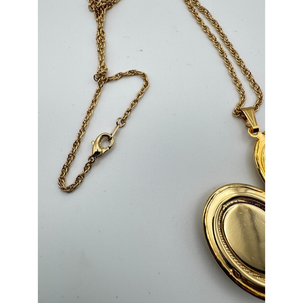 Vintage Locket Necklace Gold Tone Oval Mother of Pearl Praying Hands Religious - Picture 7 of 9